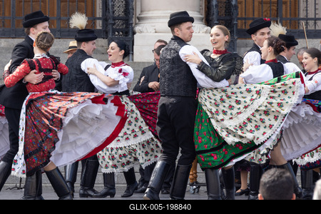 State Folk Ensemble dance in front of Parliament in Budapest-stock-foto