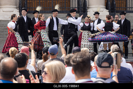 State Folk Ensemble dance in front of Parliament in Budapest-stock-foto