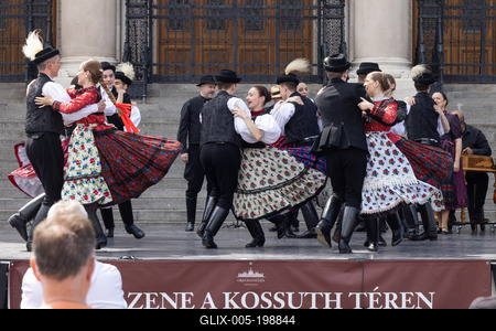 State Folk Ensemble dance in front of Parliament in Budapest-stock-foto