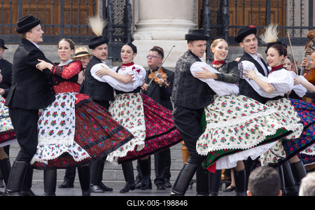 State Folk Ensemble dance in front of Parliament in Budapest-stock-foto