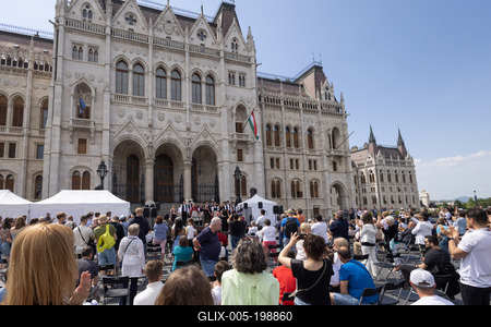 State Folk Ensemble dance in front of Parliament in Budapest-stock-foto