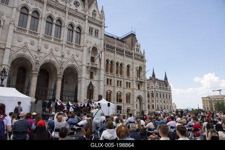State Folk Ensemble dance in front of Parliament in Budapest-stock-foto