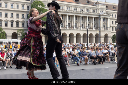 State Folk Ensemble dance in front of Parliament in Budapest-stock-foto