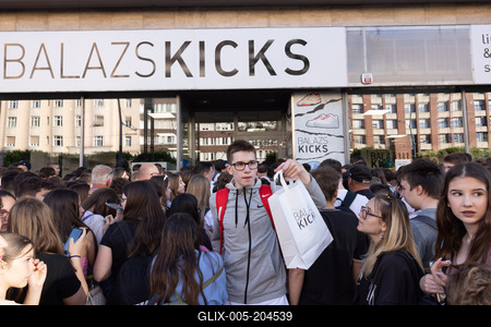 Sneaker crowd in Budapest-stock-foto