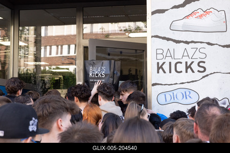 Sneaker crowd in Budapest-stock-foto