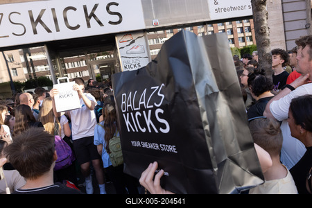 Sneaker crowd in Budapest-stock-foto