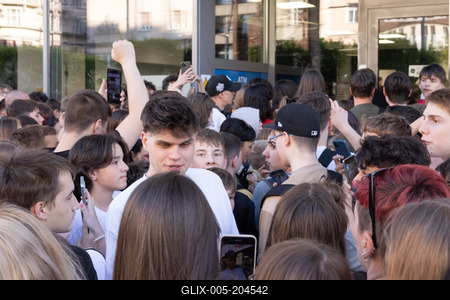 Sneaker crowd in Budapest-stock-foto