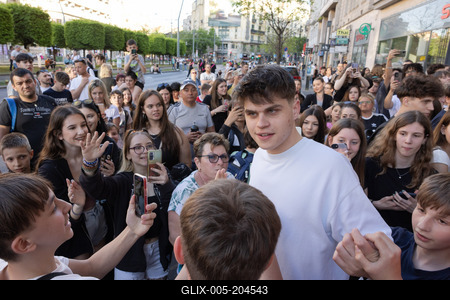 Sneaker crowd in Budapest-stock-foto