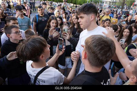 Sneaker crowd in Budapest-stock-foto