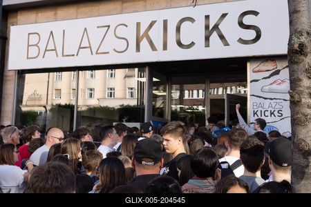 Sneaker crowd in Budapest-stock-foto