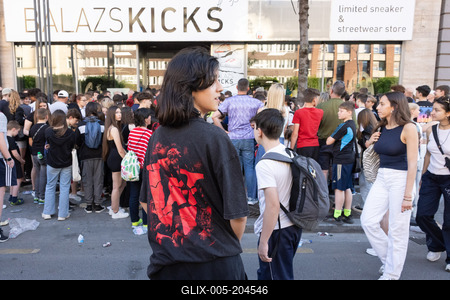 Sneaker crowd in Budapest-stock-foto