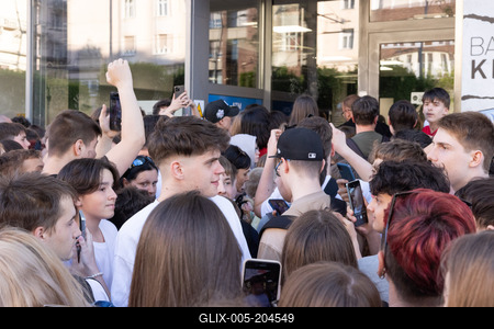Sneaker crowd in Budapest-stock-foto