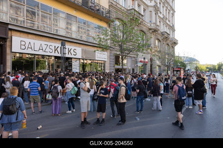 Sneaker crowd in Budapest-stock-foto