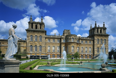 Water fountain and statue in the garden before Blenheim Palace, Oxfordshire, England, United Kingdom, Europe-stock-foto