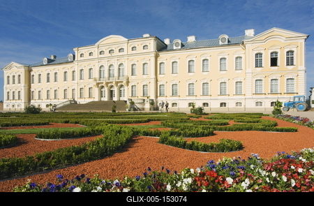 Formal gardens and Baroque style Rundales Palace (Rundales Pils), designed by Bartolomeo Rastrelli, built in 18th Century for Ernst Johann von Buhren, Duke of Courland, Zemgale near Bauska, Latvia, Baltic States, Europe-stock-foto