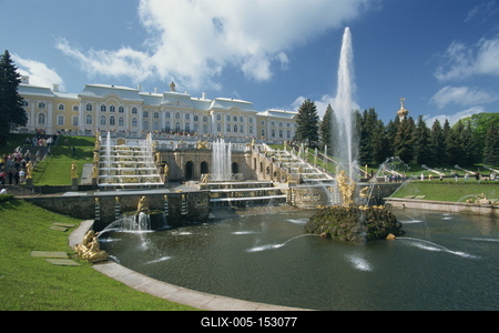 Fountains in front of the Summer Palace at Petrodvorets in St. Petersburg, Russia, Europe-stock-foto