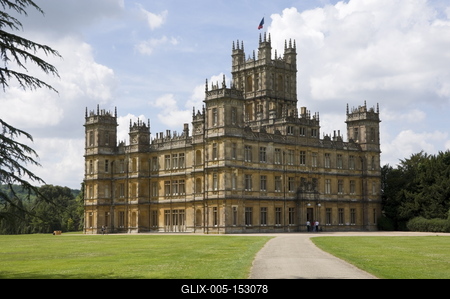 Highclere Castle, home of the Earl of Carnarvon, the 5th Earl famous for his archaeological work in Egypt, and the location for the BBC serial Downton Abbey, Hampshire, England, United Kingdom, Europe-stock-foto