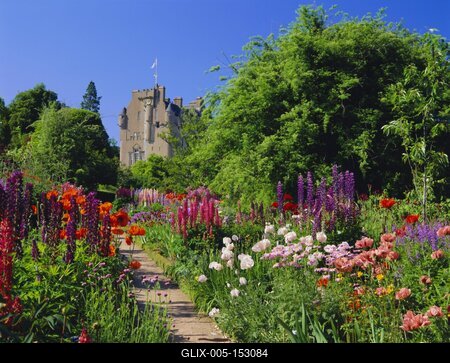 Herbaceous borders in the gardens, Crathes Castle,  Grampian, Scotland, UK, Europe-stock-foto