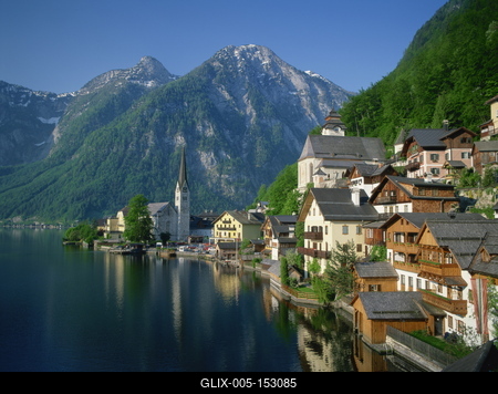 Houses, chalets and the church of the village of Hallstatt beside the lake, in morning light, UNESCO World Heritage Site, near Salzburg in the Salzkammergut, Austria, Europe-stock-foto