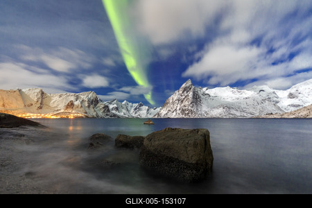 Northern Lights (aurora borealis) illuminate Hamnoy village and snowy peaks, Lofoten Islands, Arctic, Norway, Scandinavia, Europe-stock-foto