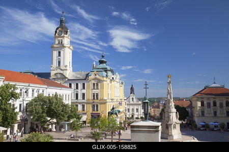 Trinity Column and Town Hall in Szechenyi Square, Pecs, Southern Transdanubia, Hungary, Europe-stock-foto