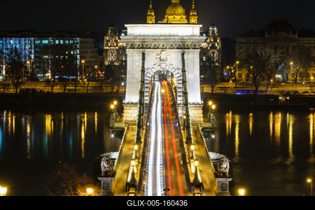 Lánchíd éjszaka fénysávval szemből-stock-foto