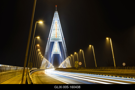 Megyeri híd éjszaka fénysávval szemből-stock-foto