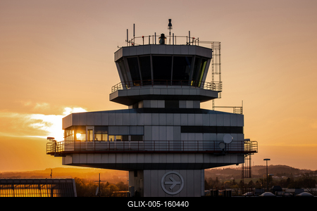Repülőtéri irányítótorony a naplementében-stock-foto