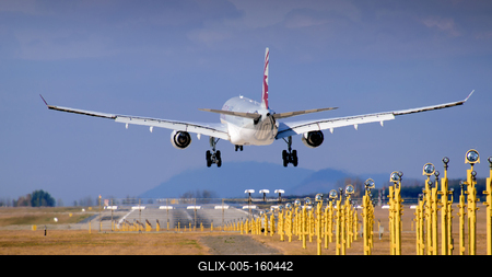 Repülőgép pár méter múlva leszáll-stock-foto