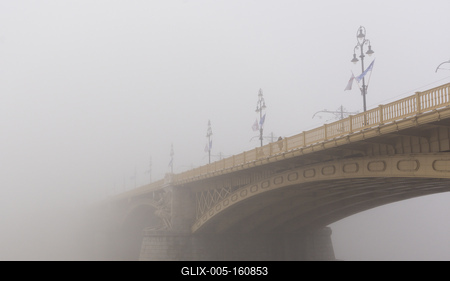 Foggy Margaret bridge, Budapest, Hungary-stock-foto
