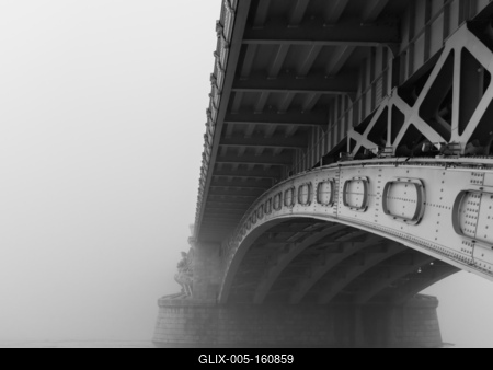 Foggy Margaret bridge, Budapest, Hungary-stock-foto