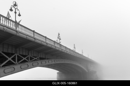 Foggy Margaret bridge, Budapest, Hungary-stock-foto