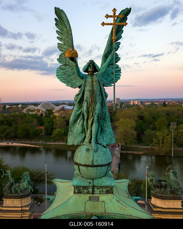 Gabriel Arkangel statue, Millenium Monument, Heroes Square, Budapest-stock-foto