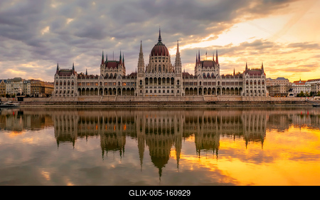 Parliament building at the bank of Danube river, Budapest, Hungary-stock-foto