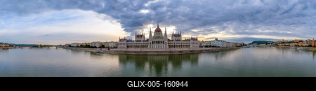 Parliament building at the bank of Danube river, Budapest, Hungary-stock-foto