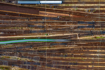 Train runs on the rails-stock-foto