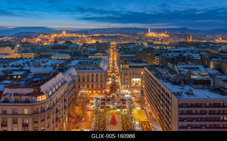 St Stephen square with christmas market-stock-foto