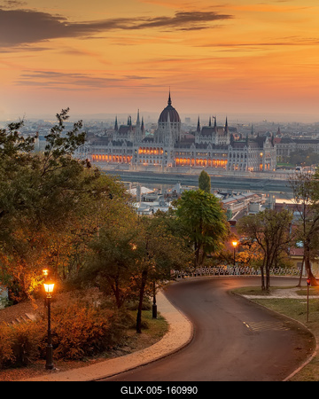 Autumn cityscape with Parliament, Hungary-stock-foto