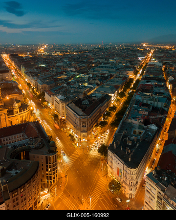 Budapest night streetscape-stock-foto
