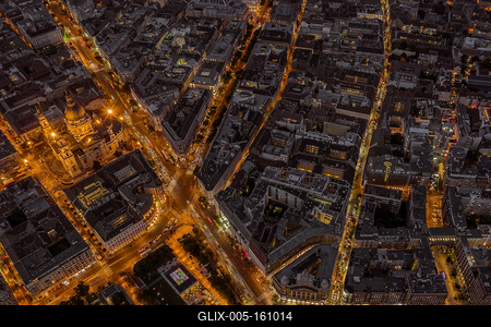 Budapest night streetscape-stock-foto