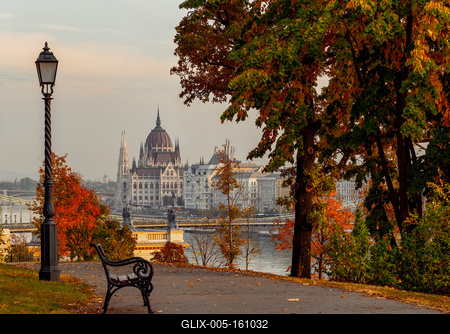 Autumn cityscape with Parliament, Hungary-stock-foto