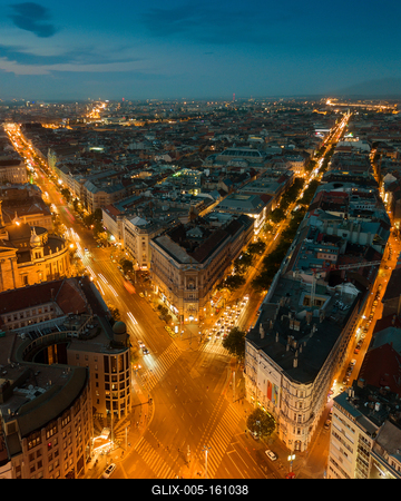 Budapest night streetscape-stock-foto