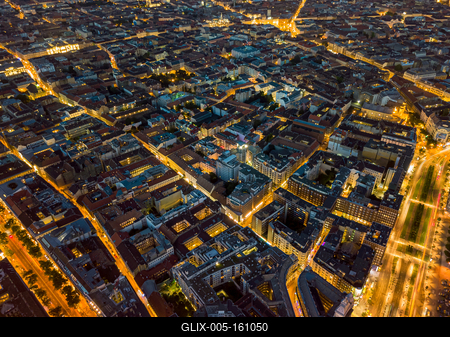 Budapest night streetscape-stock-foto
