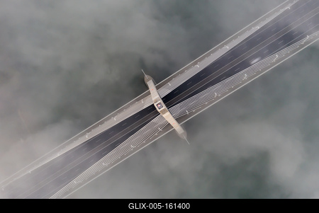 Foggy sunrise at Megyeri bridge. The Megyeri bridge is located on the northern border of budapest. A part of M0 ring road.Drive carefuly when the weather is misty.-stock-foto