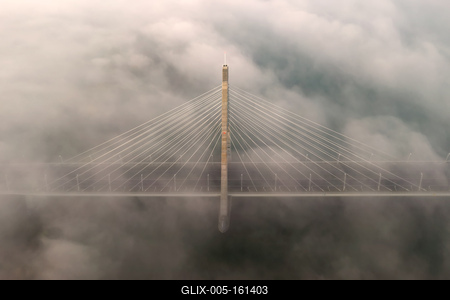 Foggy sunrise at Megyeri bridge. The Megyeri bridge is located on the northern border of budapest. A part of M0 ring road.Drive carefuly when the weather is misty.-stock-foto