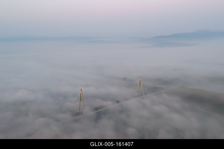 Foggy sunrise at Megyeri bridge. The Megyeri bridge is located on the northern border of budapest. A part of M0 ring road.Drive carefuly when the weather is misty.-stock-foto