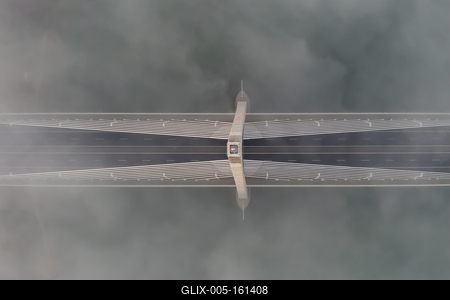 Foggy sunrise at Megyeri bridge. The Megyeri bridge is located on the northern border of budapest. A part of M0 ring road.Drive carefuly when the weather is misty.-stock-foto