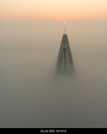 Foggy sunrise at Megyeri bridge. The Megyeri bridge is located on the northern border of budapest. A part of M0 ring road.Drive carefuly when the weather is misty.-stock-foto