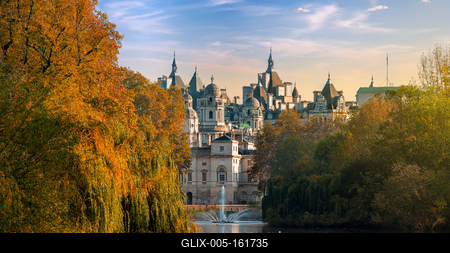 Autumn cityscape about London from St. James park-stock-foto