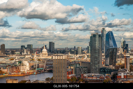 The Coca-cola London eye with perspective. Fantastic view, colorful autumn trees and blue sky with clouds.-stock-foto